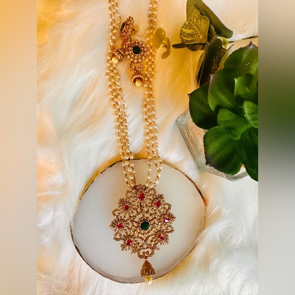 Long Pearls Indian necklace with a statement Pendent - Picture 6 of 7